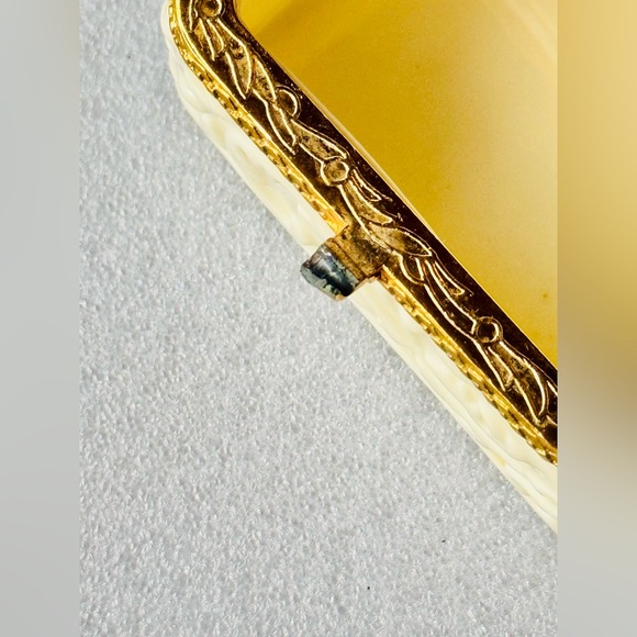 VINTAGE Hollywood Regency Ivory Ceramic Trinket Box w Gold Trim Bow & Hinge - Picture 13 of 16